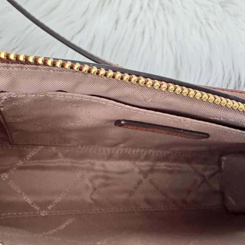 👜 MICHAEL KORS Jet Set Medium Curved Top Zip Crossbody Shoulder Bag Purse